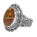 Diseño tradicional de plata esterlina 925 con el anillo ambarino natural de la piedra preciosa